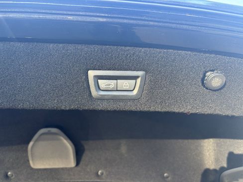 Used 2018 BMW 750i image 16