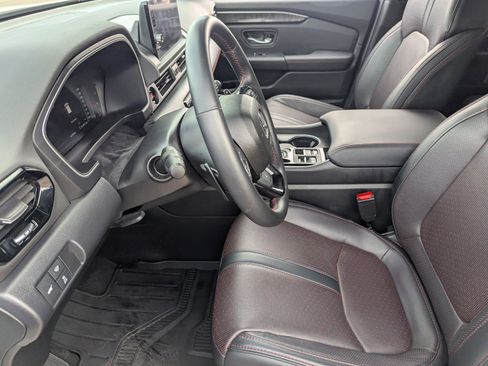 Used 2025 Honda Pilot Black Edition image 30