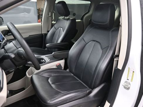 Used 2024 Chrysler Pacifica Select image 19