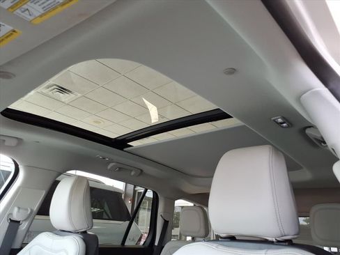 New 2025 Lincoln Aviator Reserve w/ Illumination Package AWD/4WD image 18