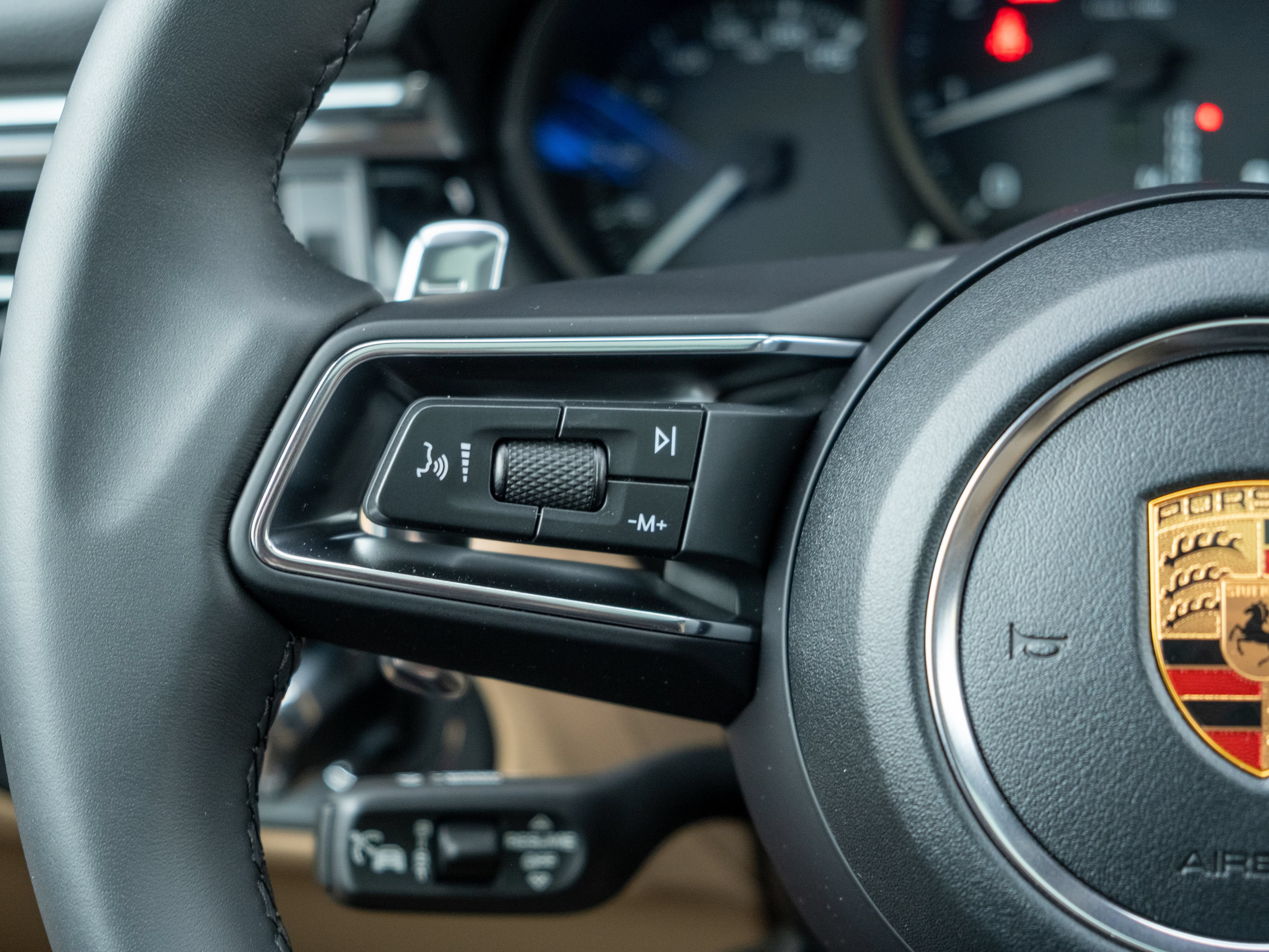 Certified 2026 Porsche Macan AWD/4WD image 24
