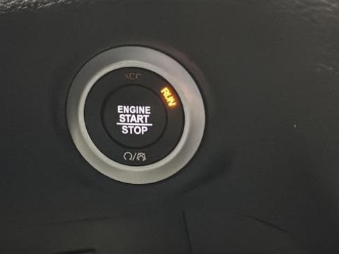 Used 2025 Chrysler Pacifica Limited image 23