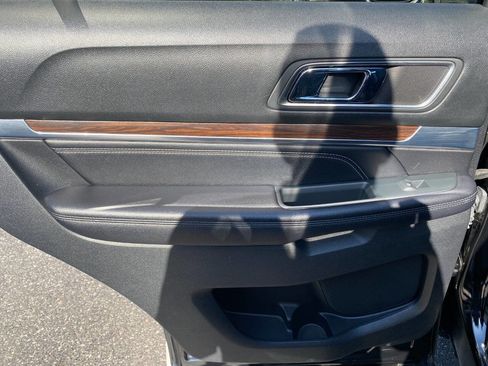 Used 2018 Ford Explorer Limited image 24