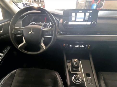 Used 2023 Mitsubishi Outlander SE image 18