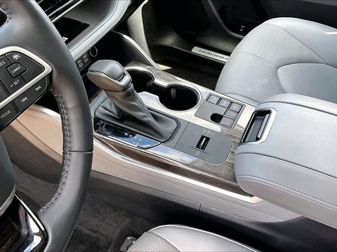 Used 2023 Toyota Highlander Limited FWD image 17