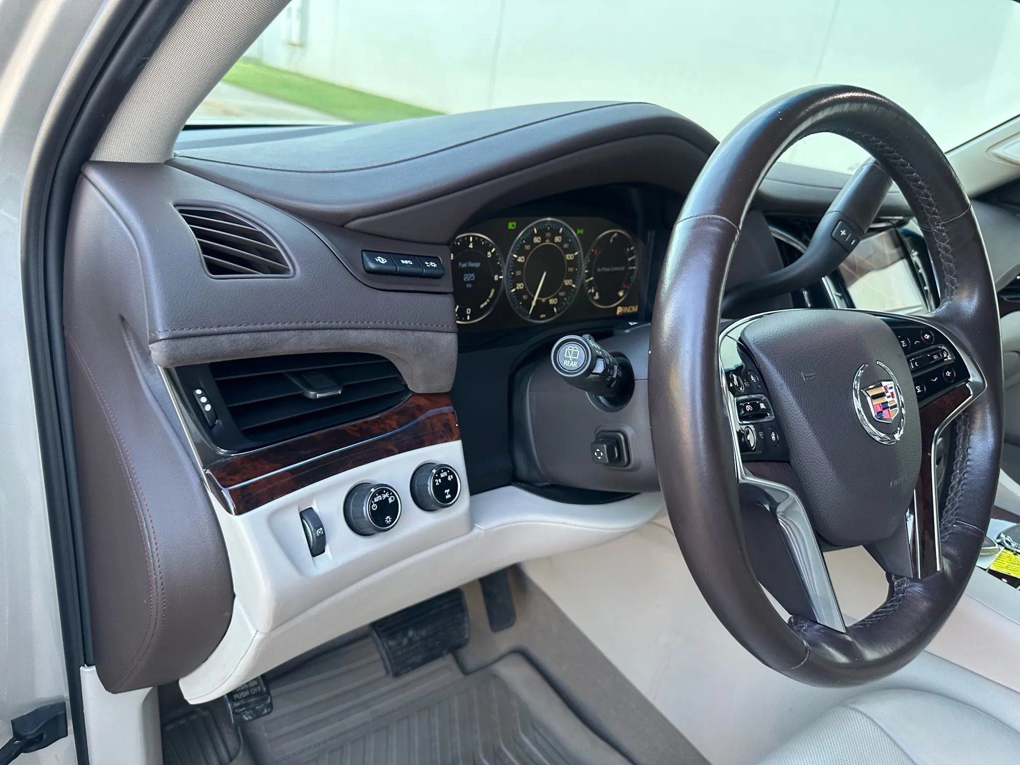 Used 2015 Cadillac Escalade Luxury AWD/4WD image 35