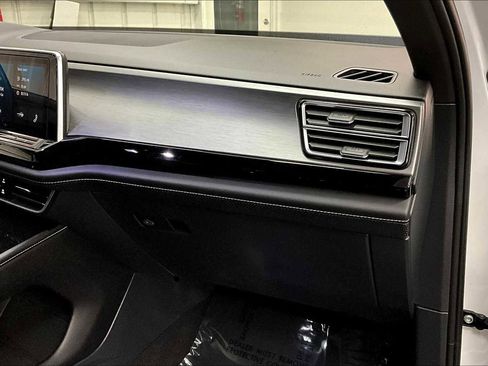 Used 2024 Volkswagen Atlas Cross Sport SE image 19