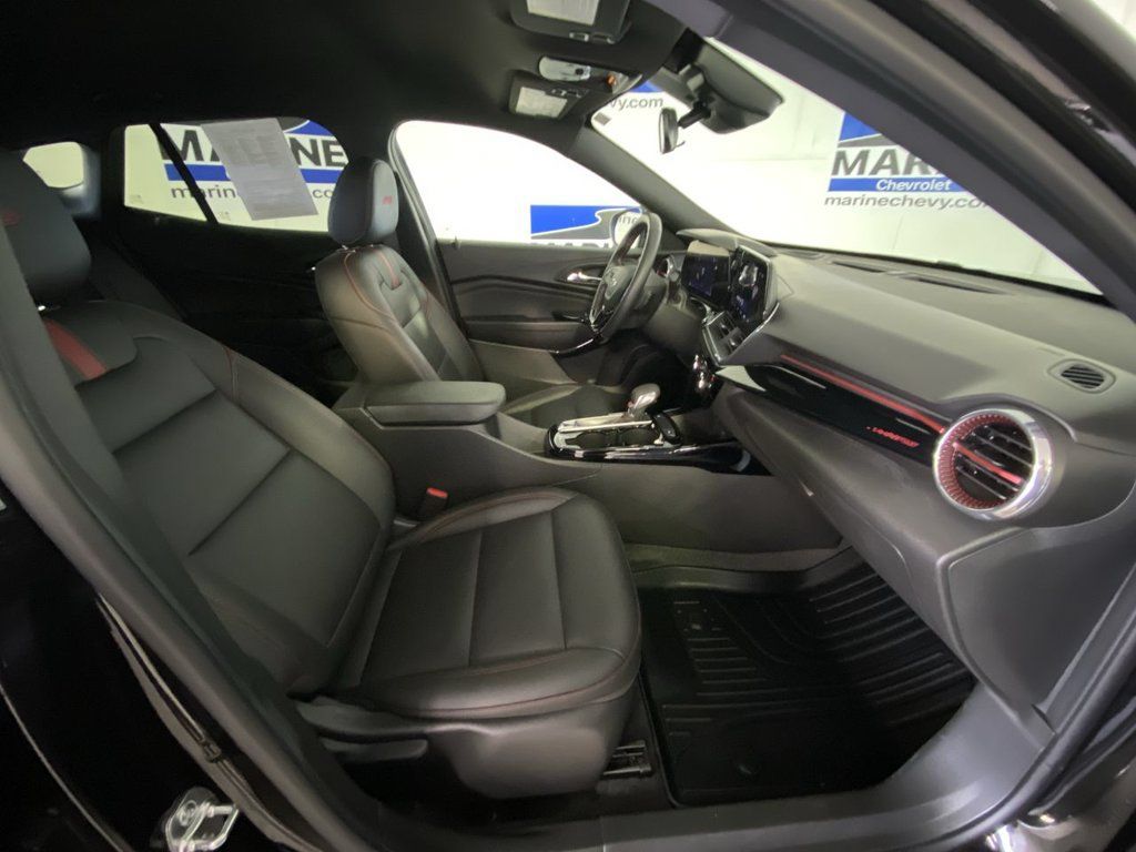 Used 2025 Chevrolet Trax RS w/ Driver Confidence Package FWD image 31