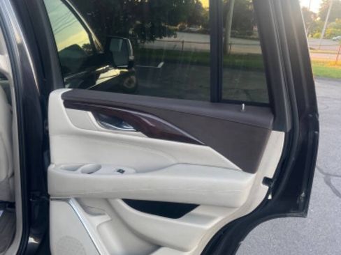 Used 2016 Cadillac Escalade Luxury AWD/4WD image 17