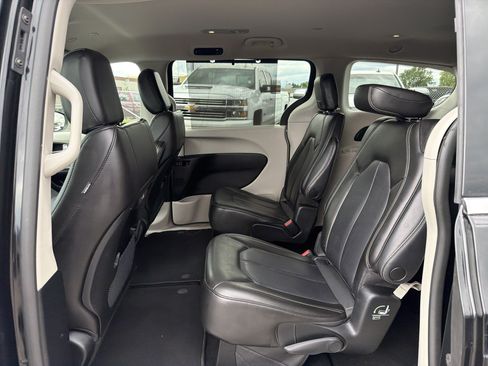 Used 2023 Chrysler Pacifica Touring-L FWD image 11