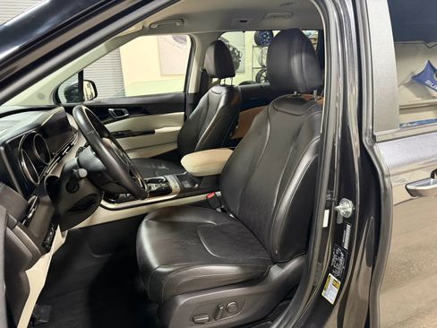 Used 2023 Kia Carnival EX FWD image 19