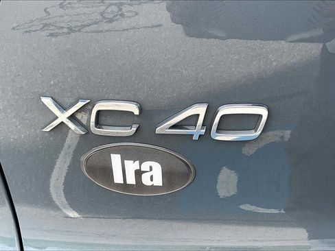 Used 2022 Volvo XC40 T5 Momentum image 32