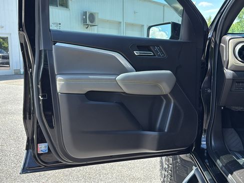 Used 2024 Chevrolet Colorado ZR2 w/ ZR2 Convenience Package III AWD/4WD image 12