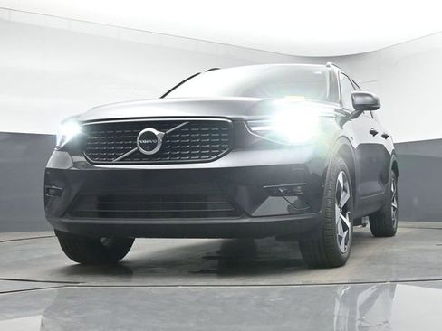 Used 2025 Volvo XC40 B5 Plus AWD/4WD image 16