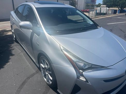 Used 2016 Toyota Prius Four FWD image 3