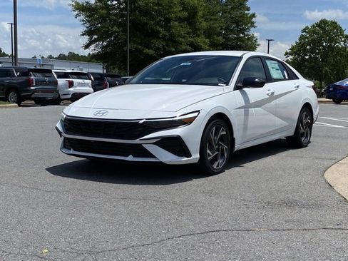 New 2025 Hyundai Elantra SEL image 4