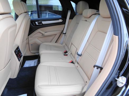 Used 2022 Porsche Cayenne Platinum Edition image 16