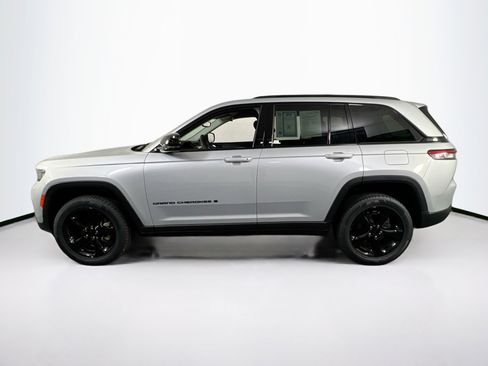 Used 2023 Jeep Grand Cherokee Limited w/ Black Appearance Package image 8