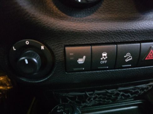 Used 2017 Jeep Wrangler Sahara image 27