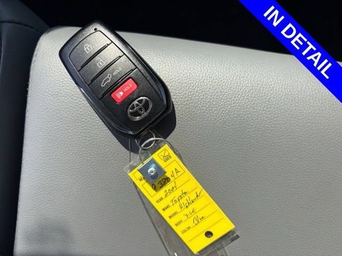 Used 2024 Toyota Highlander XLE AWD/4WD image 20
