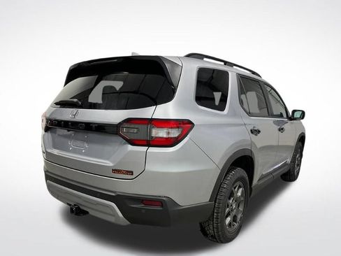 Used 2025 Honda Pilot TrailSport image 5