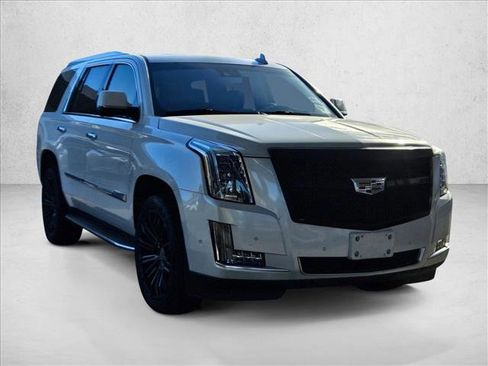 Used 2017 Cadillac Escalade Luxury image 3