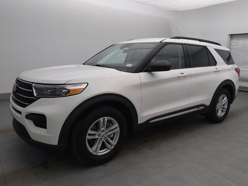 Used 2020 Ford Explorer XLT image 2