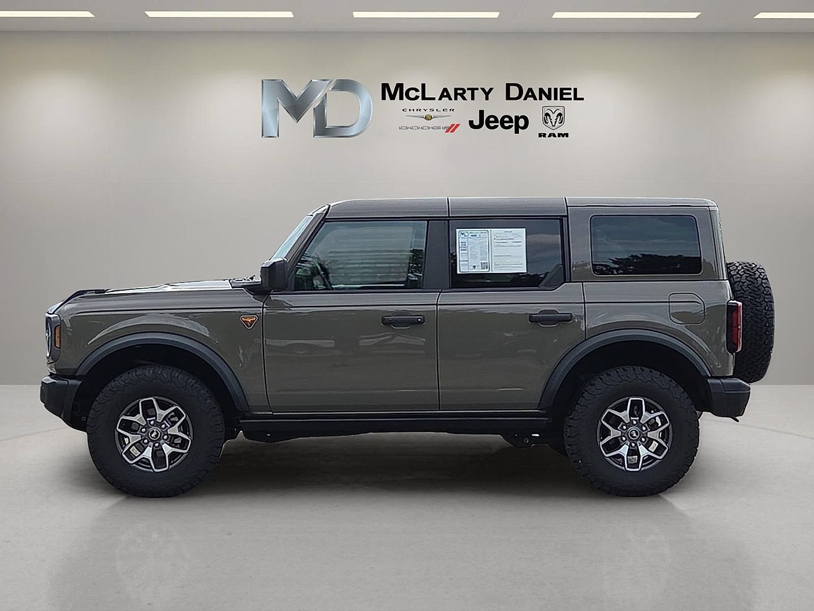 Used 2025 Ford Bronco Badlands AWD/4WD image 3