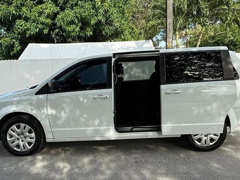 Used 2018 Dodge Grand Caravan SE image 3