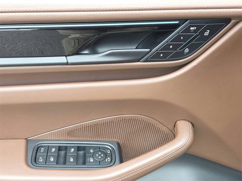 Used 2025 Porsche Macan Electric image 7