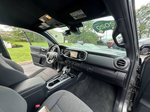 Used 2018 Toyota Tacoma TRD Off-Road AWD/4WD image 28