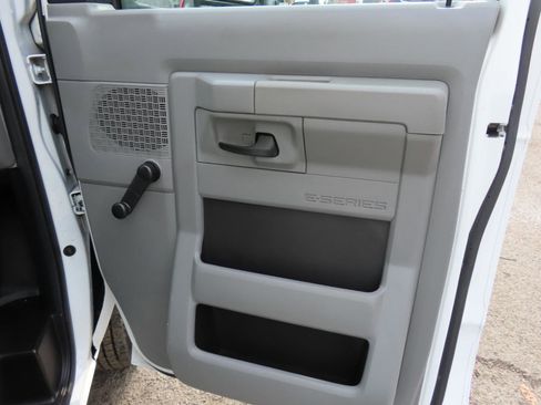 Used 2011 Ford E-350 and Econoline 350 Super Duty image 16