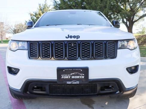 Used 2018 Jeep Grand Cherokee Laredo image 2
