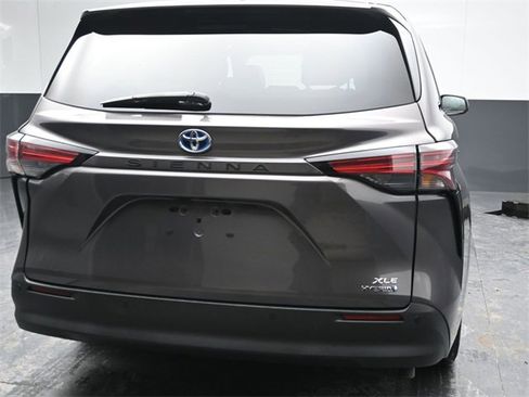 Used 2022 Toyota Sienna XLE image 5
