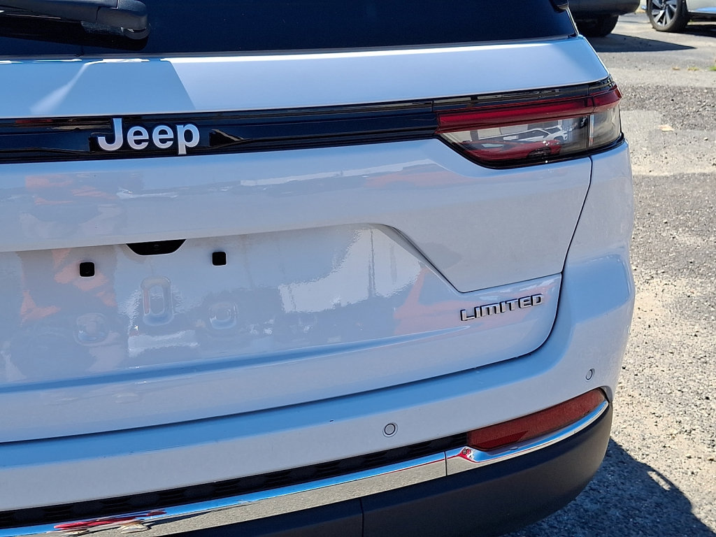 Used 2025 Jeep Grand Cherokee Limited AWD/4WD image 16