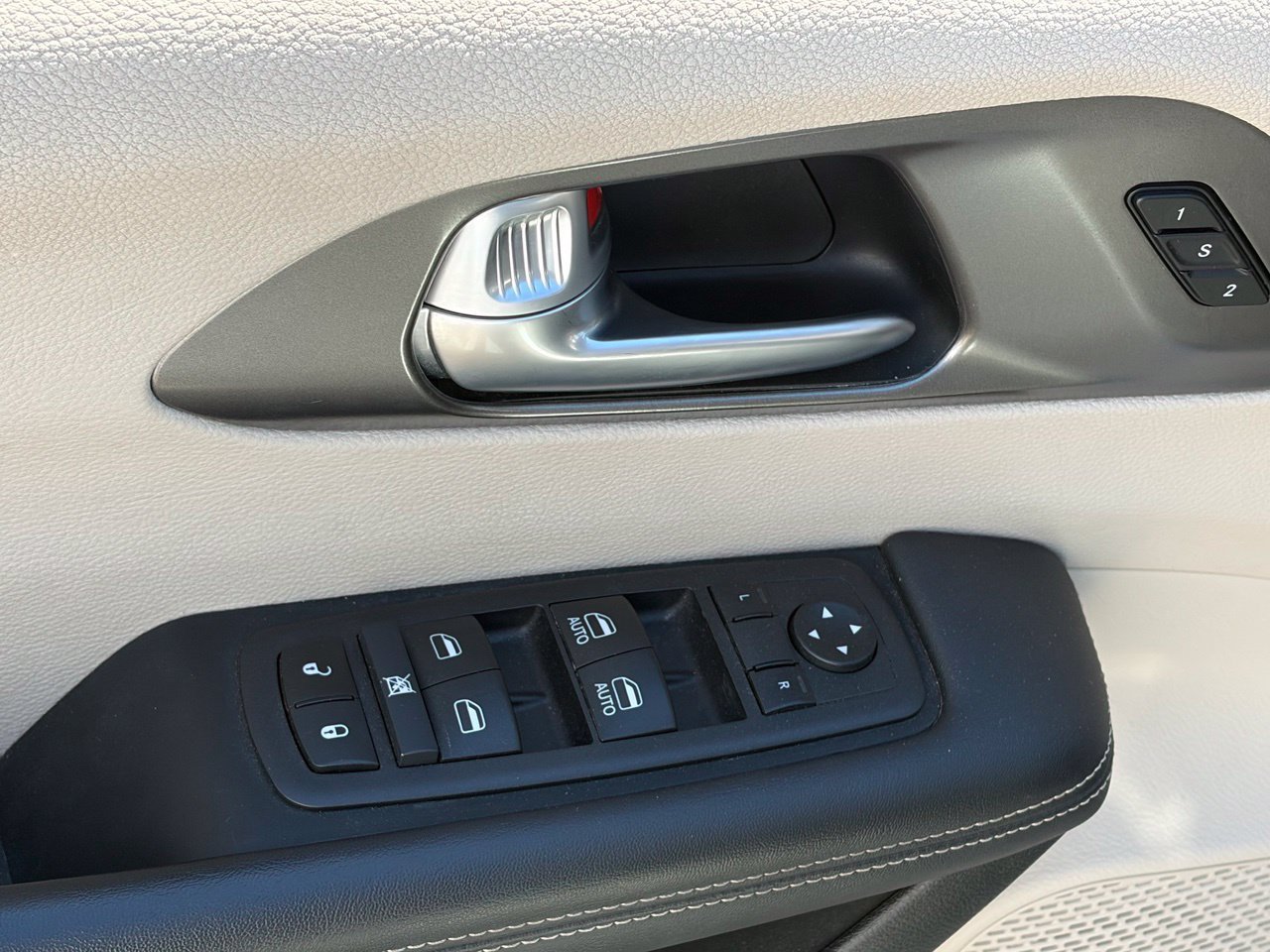 Used 2024 Chrysler Pacifica Touring-L FWD image 5