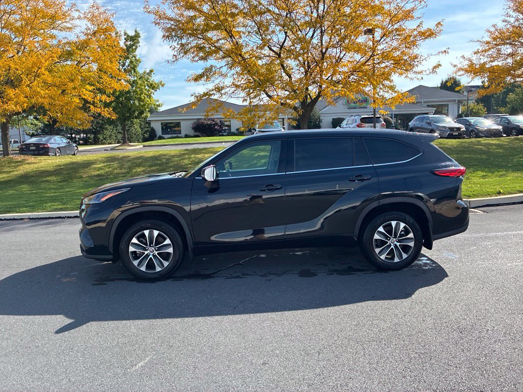 Used 2022 Toyota Highlander XLE AWD/4WD image 15