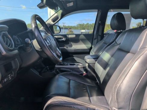 Used 2018 Toyota Tacoma TRD Off-Road AWD/4WD image 14