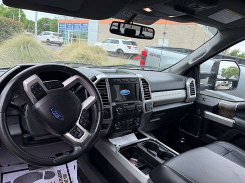 Used 2017 Ford F250 Lariat w/ Lariat Value Package AWD/4WD image 6