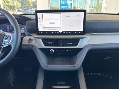 Used 2025 Ford Explorer Active AWD/4WD image 13