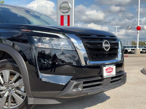 Used 2025 Nissan Pathfinder SV FWD image 3