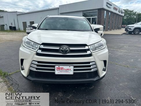 Used 2018 Toyota Highlander XLE AWD/4WD image 3