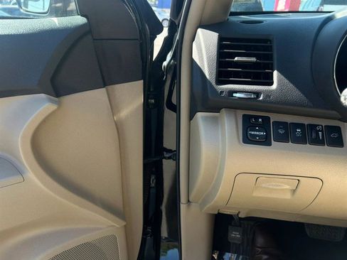 Used 2012 Toyota Highlander SE w/ Tow Pkg AWD/4WD image 18