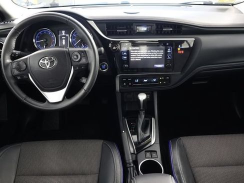 Used 2018 Toyota Corolla SE w/ SE Premium Package FWD image 2