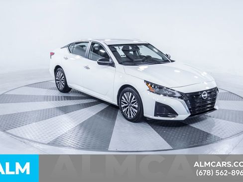 Used 2025 Nissan Altima 2.5 SV FWD image 14