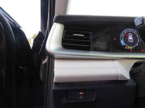 Used 2025 Volkswagen Tiguan SE image 32