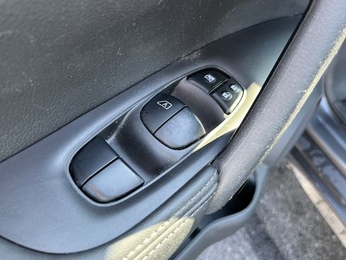 Used 2018 Nissan Rogue SV image 19