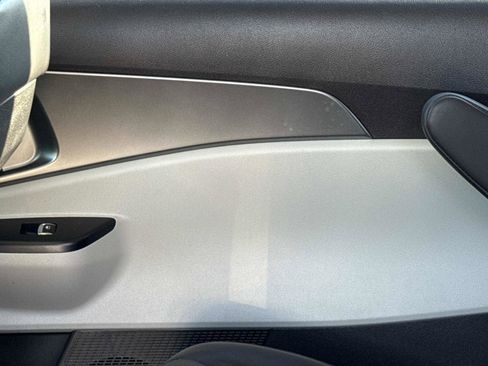 Used 2024 Kia Carnival LX image 14