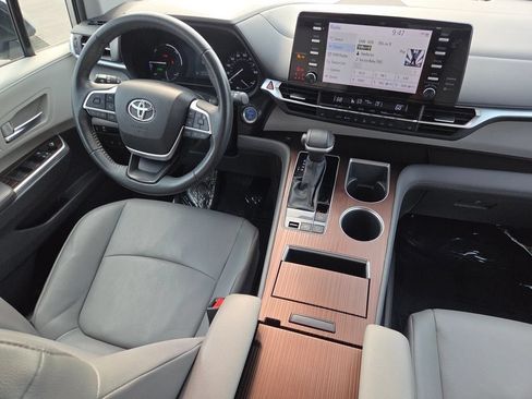 Used 2024 Toyota Sienna XLE FWD image 33
