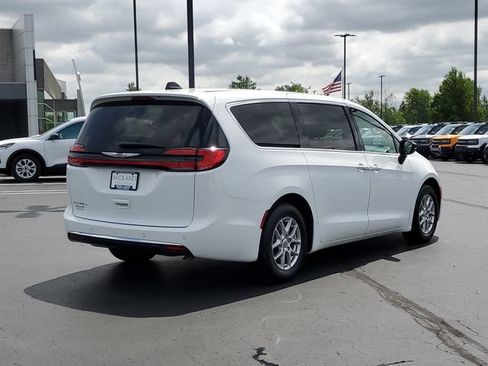 Used 2024 Chrysler Pacifica Touring-L FWD image 3